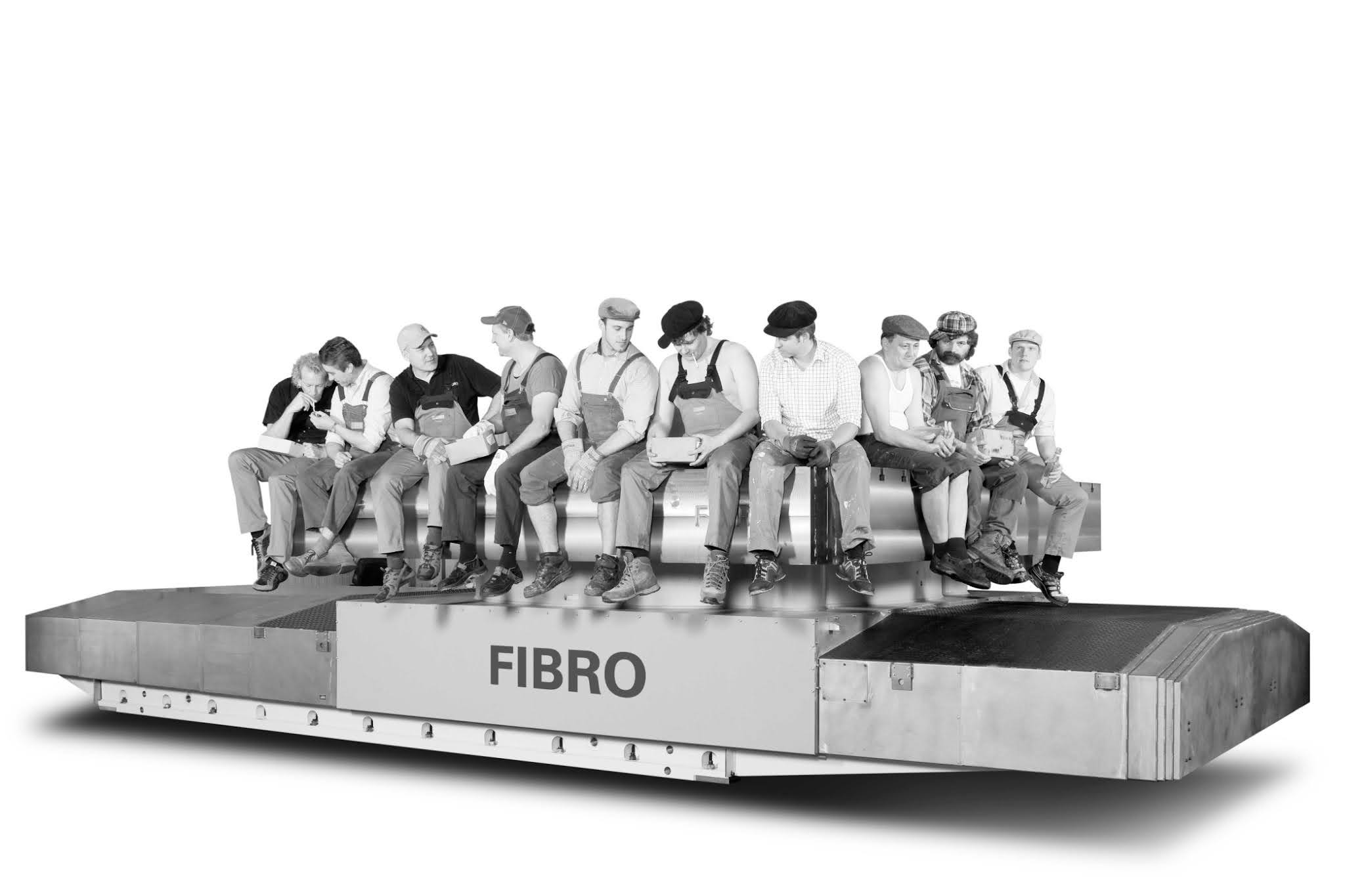 FIBRO Team sitzt auf dem FIBROMAX im Stile des bekannten Bildes 'Mittagspause auf einem Wolkenkratzer' von Charles Clyde Ebbets